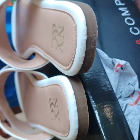 N Y & Company White criss cross buckle flat sandals, NIB, sz 7 - Picture 6 of 6